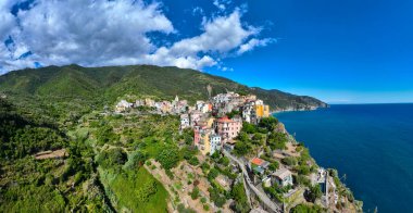 Manarola Köyü Cinque Terre Sahil İtalya. Liguria 'nın renkli kasabası beş Cinque Terre' den biri. Ulusal Park Cinque Terre 'deki Manarola geleneksel İtalyan köyü. Kayaların üzerinde renkli evler var.