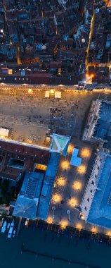 Venedik panoramik şehir simgesi, gün batımı veya gece, Piazza San Marco 'nun havadan görünüşü veya St. Mark Meydanı, Campanile ve Ducale veya Doge Sarayı. İtalya