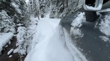 DRAMATIC Yavaşlama Hareketi Düşük AÇIĞI Güçlü bir SUV aracının taze kar ile kış yolunda yol tutuşu ve kontrolü sağlamaya çalışırken çekimini kapat.
