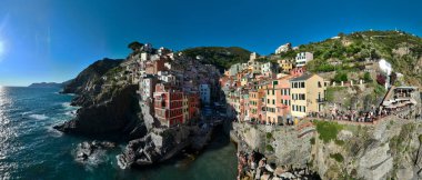 Manarola Köyü Cinque Terre Sahil İtalya. Liguria 'nın renkli kasabası beş Cinque Terre' den biri. Ulusal Park Cinque Terre 'deki Manarola geleneksel İtalyan köyü. Kayaların üzerinde renkli evler var.