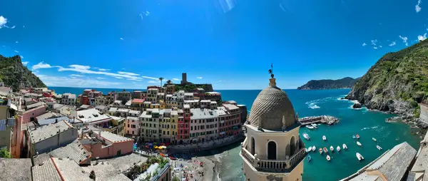 Manarola Köyü Cinque Terre Sahil İtalya. Liguria 'nın renkli kasabası beş Cinque Terre' den biri. Ulusal Park Cinque Terre 'deki Manarola geleneksel İtalyan köyü. Kayaların üzerinde renkli evler var.