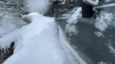 DRAMATIC Yavaşlama Hareketi Düşük AÇIĞI Güçlü bir SUV aracının taze kar ile kış yolunda yol tutuşu ve kontrolü sağlamaya çalışırken çekimini kapat.