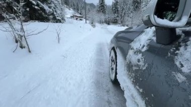 DRAMATIC Yavaşlama Hareketi Düşük AÇIĞI Güçlü bir SUV aracının taze kar ile kış yolunda yol tutuşu ve kontrolü sağlamaya çalışırken çekimini kapat.