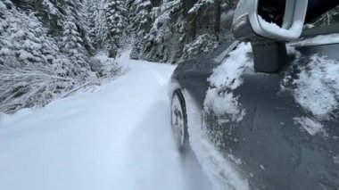 DRAMATIC Yavaşlama Hareketi Düşük AÇIĞI Güçlü bir SUV aracının taze kar ile kış yolunda yol tutuşu ve kontrolü sağlamaya çalışırken çekimini kapat.