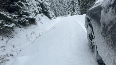 DRAMATIC Yavaşlama Hareketi Düşük AÇIĞI Güçlü bir SUV aracının taze kar ile kış yolunda yol tutuşu ve kontrolü sağlamaya çalışırken çekimini kapat.