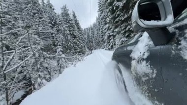 DRAMATIC Yavaşlama Hareketi Düşük AÇIĞI Güçlü bir SUV aracının taze kar ile kış yolunda yol tutuşu ve kontrolü sağlamaya çalışırken çekimini kapat.