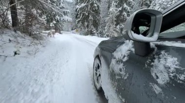 DRAMATIC Yavaşlama Hareketi Düşük AÇIĞI Güçlü bir SUV aracının taze kar ile kış yolunda yol tutuşu ve kontrolü sağlamaya çalışırken çekimini kapat.