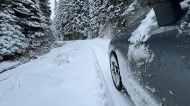 DRAMATIC Yavaşlama Hareketi Düşük AÇIĞI Güçlü bir SUV aracının taze kar ile kış yolunda yol tutuşu ve kontrolü sağlamaya çalışırken çekimini kapat.