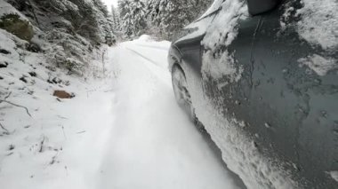 DRAMATIC Yavaşlama Hareketi Düşük AÇIĞI Güçlü bir SUV aracının taze kar ile kış yolunda yol tutuşu ve kontrolü sağlamaya çalışırken çekimini kapat.