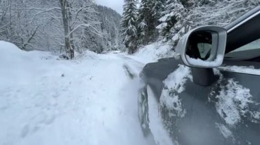 DRAMATIC Yavaşlama Hareketi Düşük AÇIĞI Güçlü bir SUV aracının taze kar ile kış yolunda yol tutuşu ve kontrolü sağlamaya çalışırken çekimini kapat.
