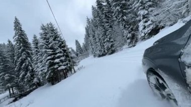 DRAMATIC Yavaşlama Hareketi Düşük AÇIĞI Güçlü bir SUV aracının taze kar ile kış yolunda yol tutuşu ve kontrolü sağlamaya çalışırken çekimini kapat.