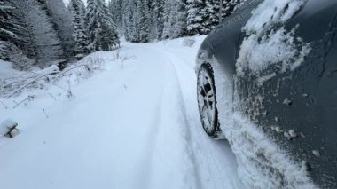 DRAMATIC Yavaşlama Hareketi Düşük AÇIĞI Güçlü bir SUV aracının taze kar ile kış yolunda yol tutuşu ve kontrolü sağlamaya çalışırken çekimini kapat.