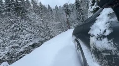 DRAMATIC Yavaşlama Hareketi Düşük AÇIĞI Güçlü bir SUV aracının taze kar ile kış yolunda yol tutuşu ve kontrolü sağlamaya çalışırken çekimini kapat.