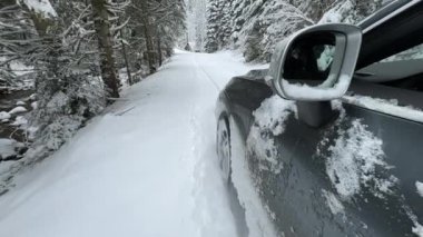 DRAMATIC Yavaşlama Hareketi Düşük AÇIĞI Güçlü bir SUV aracının taze kar ile kış yolunda yol tutuşu ve kontrolü sağlamaya çalışırken çekimini kapat.