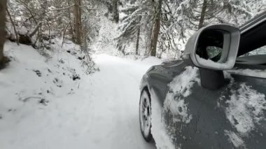 DRAMATIC Yavaşlama Hareketi Düşük AÇIĞI Güçlü bir SUV aracının taze kar ile kış yolunda yol tutuşu ve kontrolü sağlamaya çalışırken çekimini kapat.