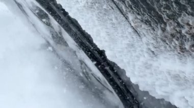 DRAMATIC Yavaşlama Hareketi Düşük AÇIĞI Güçlü bir SUV aracının taze kar ile kış yolunda yol tutuşu ve kontrolü sağlamaya çalışırken çekimini kapat.