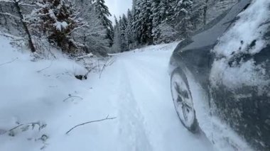 DRAMATIC Yavaşlama Hareketi Düşük AÇIĞI Güçlü bir SUV aracının taze kar ile kış yolunda yol tutuşu ve kontrolü sağlamaya çalışırken çekimini kapat.