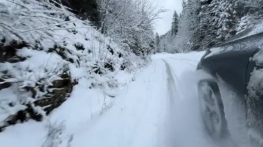 DRAMATIC Yavaşlama Hareketi Düşük AÇIĞI Güçlü bir SUV aracının taze kar ile kış yolunda yol tutuşu ve kontrolü sağlamaya çalışırken çekimini kapat.
