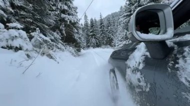 DRAMATIC Yavaşlama Hareketi Düşük AÇIĞI Güçlü bir SUV aracının taze kar ile kış yolunda yol tutuşu ve kontrolü sağlamaya çalışırken çekimini kapat.