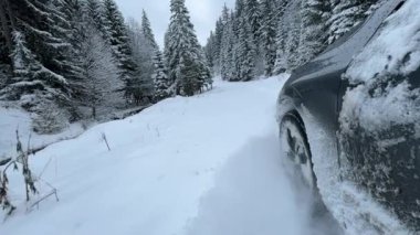 DRAMATIC Yavaşlama Hareketi Düşük AÇIĞI Güçlü bir SUV aracının taze kar ile kış yolunda yol tutuşu ve kontrolü sağlamaya çalışırken çekimini kapat.