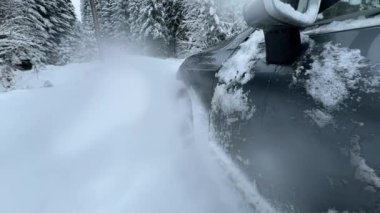 DRAMATIC Yavaşlama Hareketi Düşük AÇIĞI Güçlü bir SUV aracının taze kar ile kış yolunda yol tutuşu ve kontrolü sağlamaya çalışırken çekimini kapat.