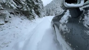 DRAMATIC Yavaşlama Hareketi Düşük AÇIĞI Güçlü bir SUV aracının taze kar ile kış yolunda yol tutuşu ve kontrolü sağlamaya çalışırken çekimini kapat.