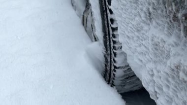 DRAMATIC Yavaşlama Hareketi Düşük AÇIĞI Güçlü bir SUV aracının taze kar ile kış yolunda yol tutuşu ve kontrolü sağlamaya çalışırken çekimini kapat.