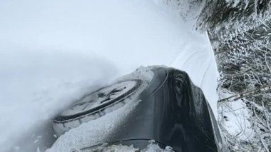 DRAMATIC Yavaşlama Hareketi Düşük AÇIĞI Güçlü bir SUV aracının taze kar ile kış yolunda yol tutuşu ve kontrolü sağlamaya çalışırken çekimini kapat.