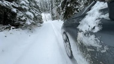 DRAMATIC Yavaşlama Hareketi Düşük AÇIĞI Güçlü bir SUV aracının taze kar ile kış yolunda yol tutuşu ve kontrolü sağlamaya çalışırken çekimini kapat.