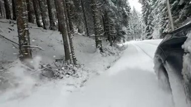 DRAMATIC Yavaşlama Hareketi Düşük AÇIĞI Güçlü bir SUV aracının taze kar ile kış yolunda yol tutuşu ve kontrolü sağlamaya çalışırken çekimini kapat.