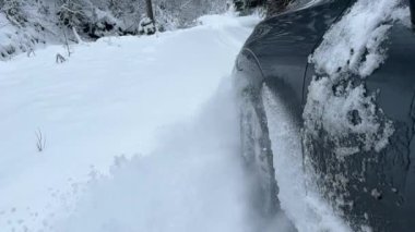 DRAMATIC Yavaşlama Hareketi Düşük AÇIĞI Güçlü bir SUV aracının taze kar ile kış yolunda yol tutuşu ve kontrolü sağlamaya çalışırken çekimini kapat.