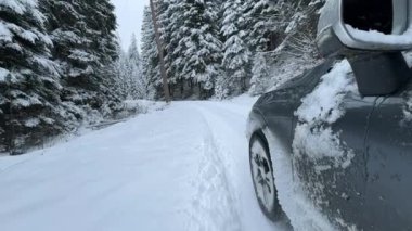 DRAMATIC Yavaşlama Hareketi Düşük AÇIĞI Güçlü bir SUV aracının taze kar ile kış yolunda yol tutuşu ve kontrolü sağlamaya çalışırken çekimini kapat.