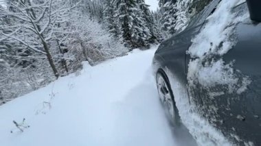 DRAMATIC Yavaşlama Hareketi Düşük AÇIĞI Güçlü bir SUV aracının taze kar ile kış yolunda yol tutuşu ve kontrolü sağlamaya çalışırken çekimini kapat.