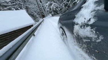 DRAMATIC Yavaşlama Hareketi Düşük AÇIĞI Güçlü bir SUV aracının taze kar ile kış yolunda yol tutuşu ve kontrolü sağlamaya çalışırken çekimini kapat.
