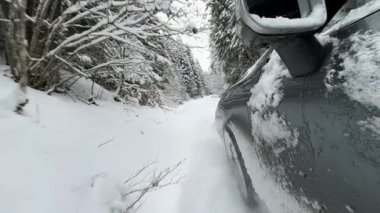 DRAMATIC Yavaşlama Hareketi Düşük AÇIĞI Güçlü bir SUV aracının taze kar ile kış yolunda yol tutuşu ve kontrolü sağlamaya çalışırken çekimini kapat.