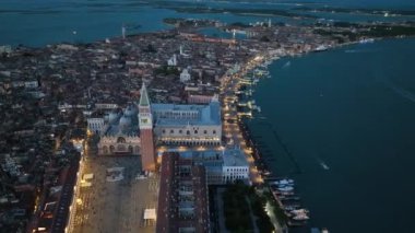 Günbatımında veya gece sinematik Venedik şehir manzarası, Piazza San Marco veya St Mark Meydanı, Campanile ve Ducale veya Doge Sarayı 'nın hava manzarası. İtalya