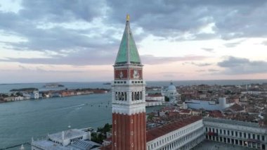 Günbatımında veya gece sinematik Venedik şehir manzarası, Piazza San Marco veya St Mark Meydanı, Campanile ve Ducale veya Doge Sarayı 'nın hava manzarası. İtalya