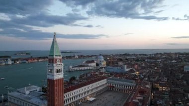 Günbatımında veya gece sinematik Venedik şehir manzarası, Piazza San Marco veya St Mark Meydanı, Campanile ve Ducale veya Doge Sarayı 'nın hava manzarası. İtalya
