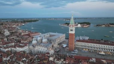 Günbatımında veya gece sinematik Venedik şehir manzarası, Piazza San Marco veya St Mark Meydanı, Campanile ve Ducale veya Doge Sarayı 'nın hava manzarası. İtalya