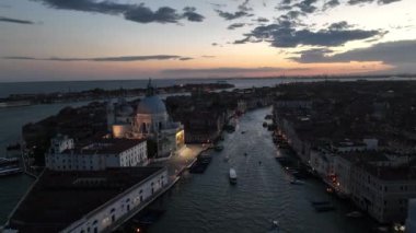 Günbatımında veya gece sinematik Venedik şehir manzarası, Piazza San Marco veya St Mark Meydanı, Campanile ve Ducale veya Doge Sarayı 'nın hava manzarası. İtalya