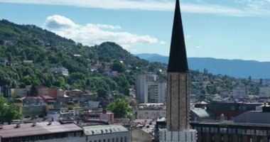 Saraybosna Ulusal Kütüphanesi, tarihi eski belediye binasının hava aracı görüntüsü, kültür mirasının birlikte var olduğu zengin Bosna-Hersek kenti.