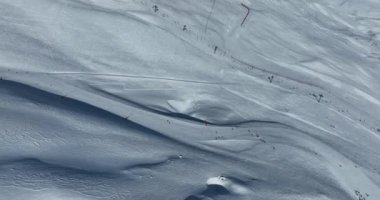 Tignes, Valdisere Fransa 'da kar ile kaplı kayak tabancaları ve yamaçlarının kış drone çekimi. Güneşli bir günde Alpler 'in panoramik manzarası güzel bir kayak kaldırışı snowboard ve kayak merkezlerinde