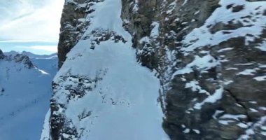 Tignes, Valdisere Fransa 'da kar ile kaplı kayak tabancaları ve yamaçlarının kış drone çekimi. Güneşli bir günde Alpler 'in panoramik manzarası güzel bir kayak kaldırışı snowboard ve kayak merkezlerinde