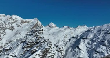 Tignes, Valdisere Fransa 'da kar ile kaplı kayak tabancaları ve yamaçlarının kış drone çekimi. Güneşli bir günde Alpler 'in panoramik manzarası güzel bir kayak kaldırışı snowboard ve kayak merkezlerinde