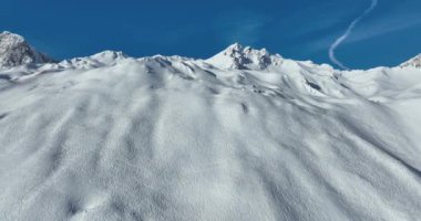 Tignes, Valdisere Fransa 'da kar ile kaplı kayak tabancaları ve yamaçlarının kış drone çekimi. Güneşli bir günde Alpler 'in panoramik manzarası güzel bir kayak kaldırışı snowboard ve kayak merkezlerinde