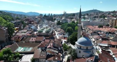 Saraybosna Ulusal Kütüphanesi, tarihi eski belediye binasının hava aracı görüntüsü, kültür mirasının birlikte var olduğu zengin Bosna-Hersek kenti.