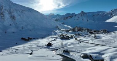 Tignes, Valdisere Fransa 'da kar ile kaplı kayak tabancaları ve yamaçlarının kış drone çekimi. Güneşli bir günde Alpler 'in panoramik manzarası güzel bir kayak kaldırışı snowboard ve kayak merkezlerinde