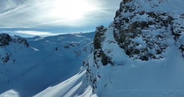 Tignes, Valdisere Fransa 'da kar ile kaplı kayak tabancaları ve yamaçlarının kış drone çekimi. Güneşli bir günde Alpler 'in panoramik manzarası güzel bir kayak kaldırışı snowboard ve kayak merkezlerinde