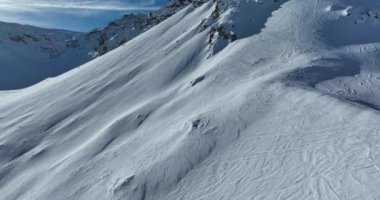 Tignes, Valdisere Fransa 'da kar ile kaplı kayak tabancaları ve yamaçlarının kış drone çekimi. Güneşli bir günde Alpler 'in panoramik manzarası güzel bir kayak kaldırışı snowboard ve kayak merkezlerinde