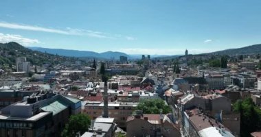 Saraybosna Ulusal Kütüphanesi, tarihi eski belediye binasının hava aracı görüntüsü, kültür mirasının birlikte var olduğu zengin Bosna-Hersek kenti.